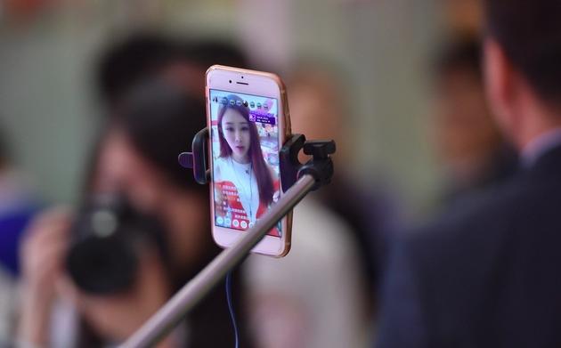 蘑菇街一名女主播。今年5月17日,蘑菇街上线了视频直播的功能, UV超了10倍。蘑菇街主推的一个网红的店铺整体的流量当天基本上增长了一倍多,成交增长67.3%。